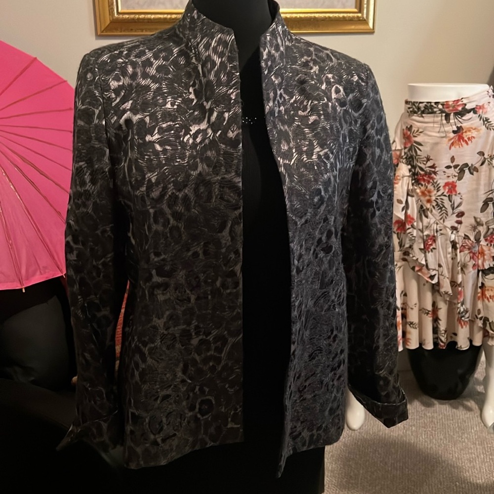 Pretty Austin Reed swing jacket in black and gray print.